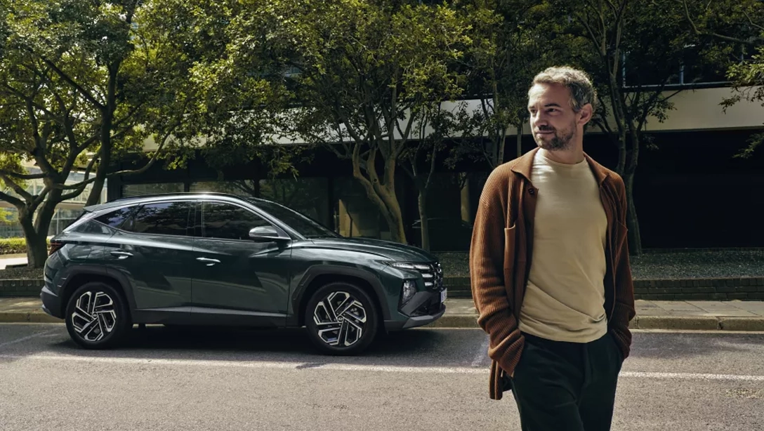 BPM Cars Hyundai BPM Cars Hyundai Tucson - Vue exterieur droit avec homme 